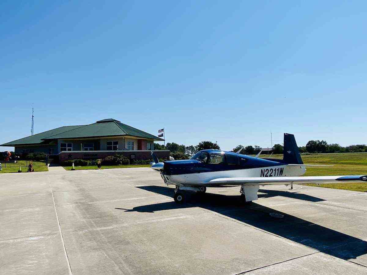 Mooney in front of the FBO of Sulphur Springs Municipal Airport