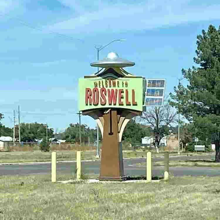 welcome to Roswell sign
